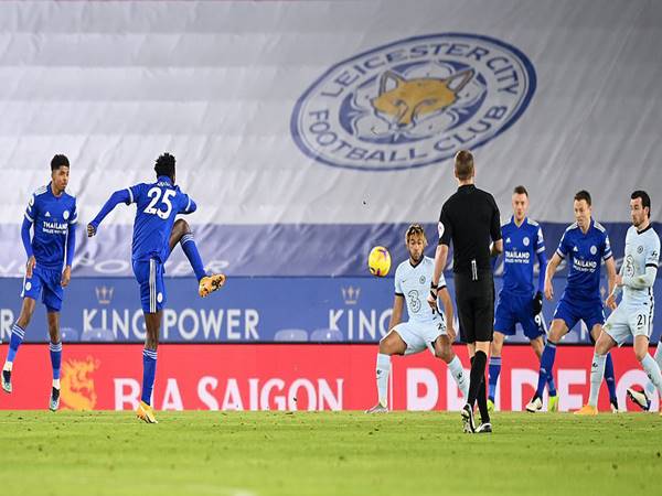 Leicester thắng Chelsea 2-0