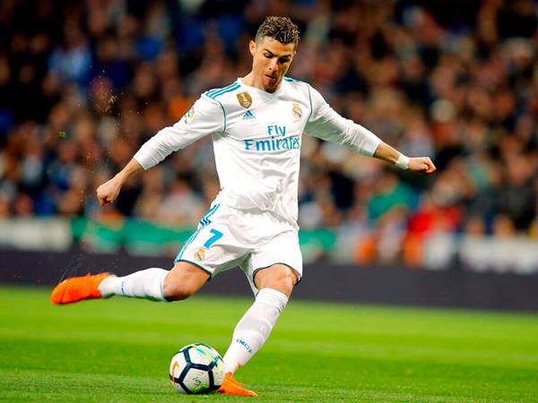 Các bước để sút bóng mạnh như Ronaldo