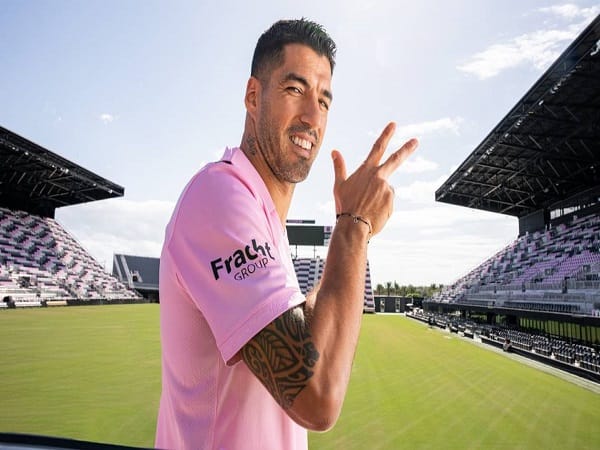 Cầu thủ có nhiều fan mất dạy nhất thế giới: Luis Suarez