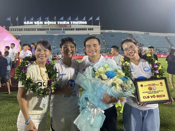 CĐV thành Nam “vỡ òa” trong ngày đăng quang