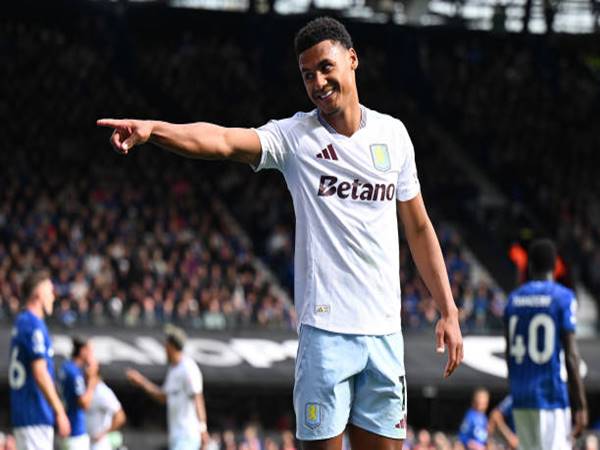 Ollie Watkins từng khoác áo những đội bóng nào?