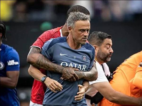 Tin PSG: HLV Enrique có hành động không đẹp với Joao Pedro