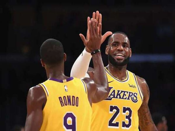 LeBron ăn mừng cú ghi điểm lịch sử