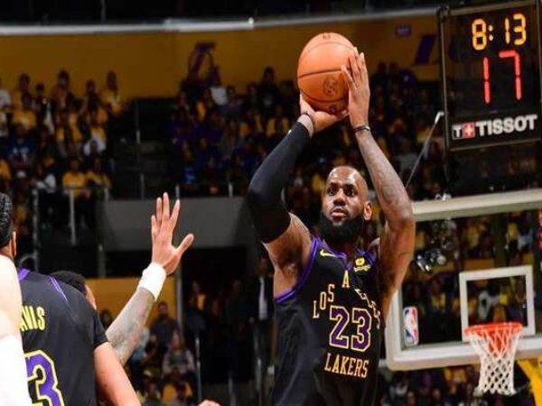 LeBron thi đấu tại Cavaliers và Lakers