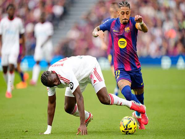 BĐQT: HLV Sevilla thán phục trước sức mạnh của Barca