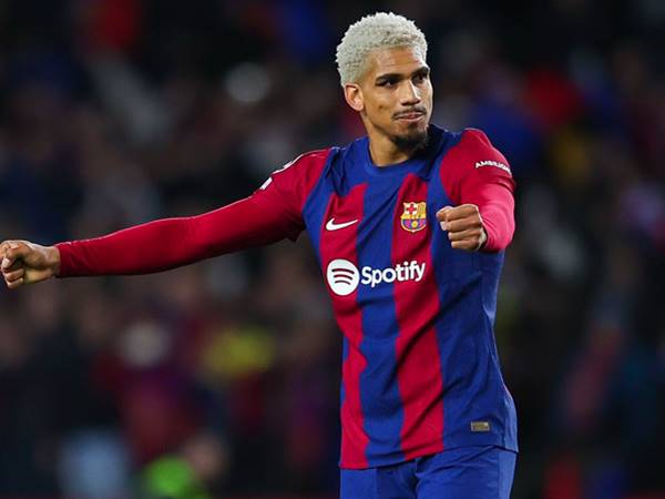 Tin Barca: Barcelona cân nhắc bán Ronald Araujo